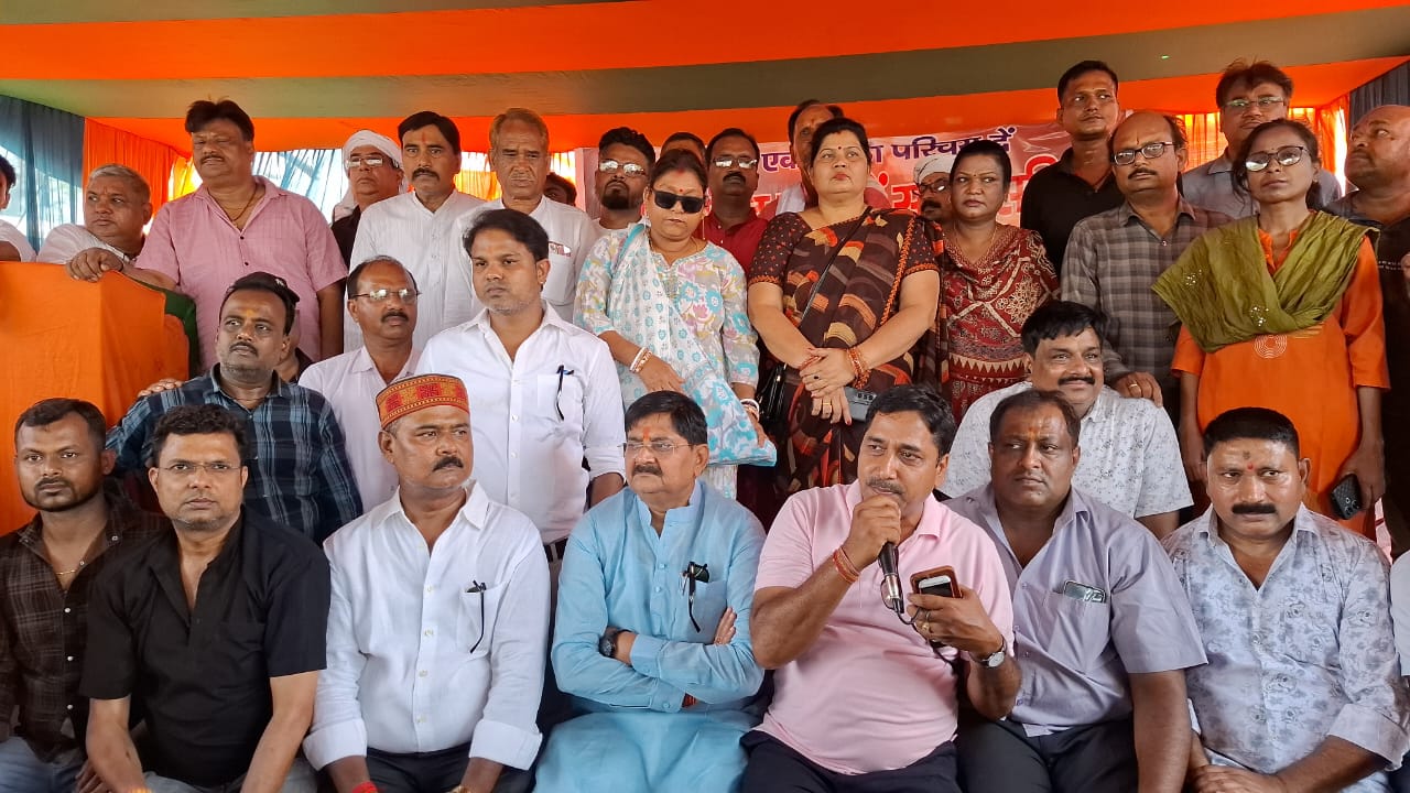 Dhanbad News :  विधायक राज सिन्हा का अनशन शुरू, धनबाद-बोकारो मुख्य सड़क चालू करने की मांग
