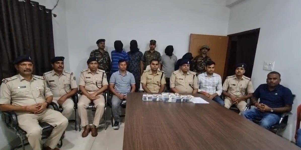 Dhanbad News : झरिया में अवैध हथियार के साथ 4 गिरफ्तार, 3 पिस्टल व चोरी की बाइक बरामद