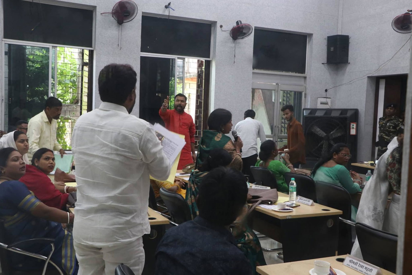 Dhanbad News :जिला परिषद की बैठक में हंगामा, जिप सदस्य इसराफिल लाला धरने पर बैठे