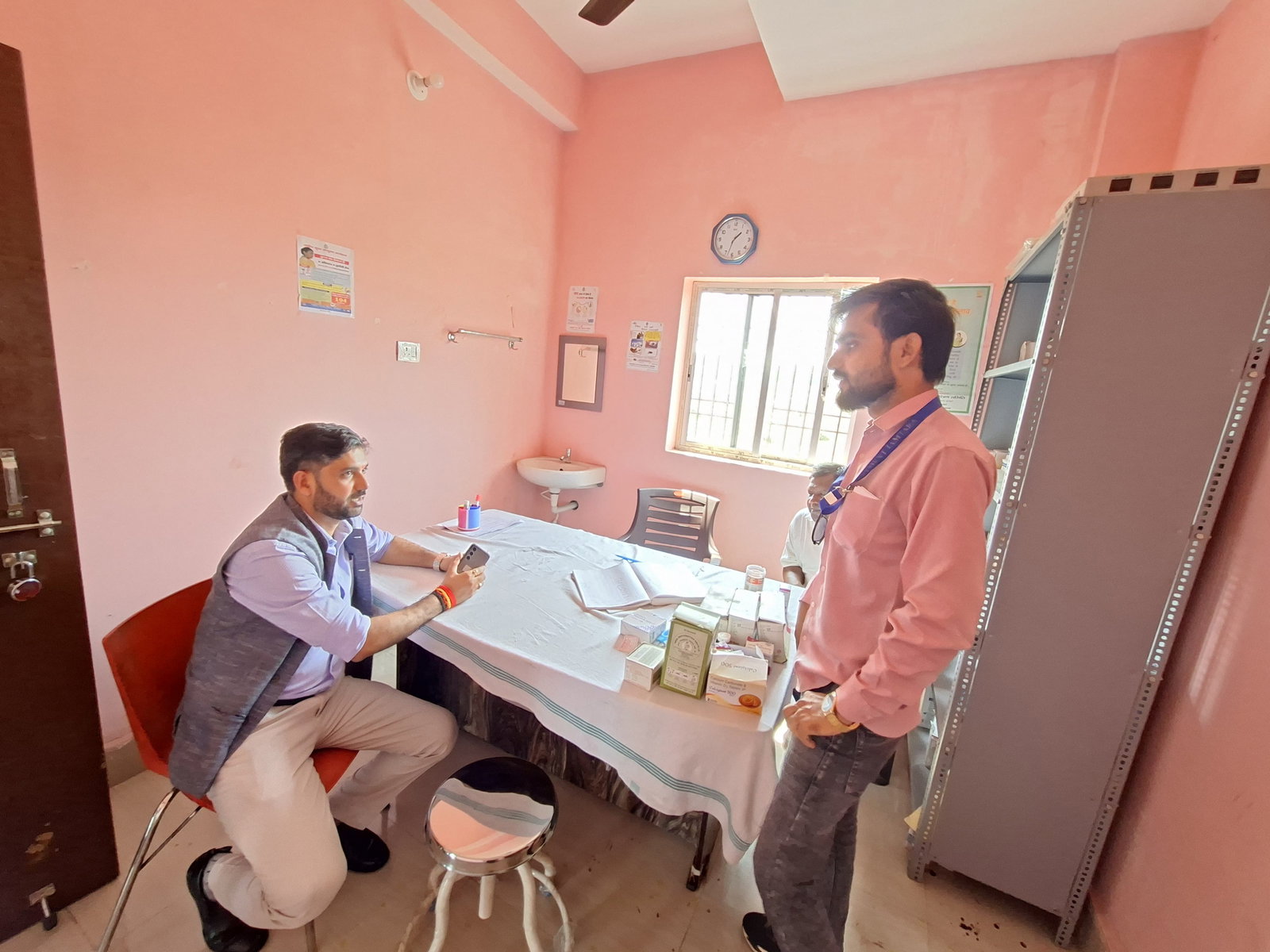 Jamtara News : डीसी ने आयुष्मान आरोग्य मंदिर का किया निरीक्षण,  अनुपस्थित एएनएम को शो-कॉज