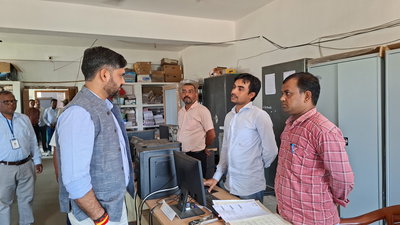 Jamtara News : डीसी ने करमाटांड़ प्रखंड कार्यालय का किया औचक निरीक्षण, लापरवाही पर जताई नाराजगी