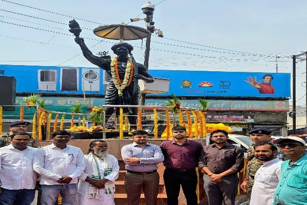 Dhanbad News: भगवान बिरसा मुंडा की 126वीं पुण्यतिथि पर डीसी ने दी श्रद्धांजलि