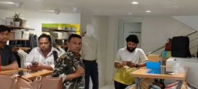 Giridih News : कपड़ों के शोरूम में चोरों का धावा, लाखों की संपत्ति पर हाथ किया साफ