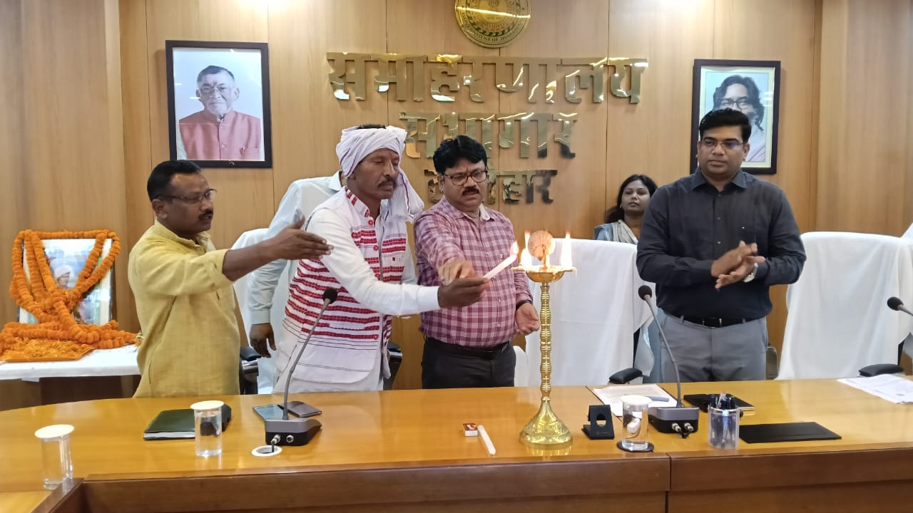 Latehar News : पेसा कानून जनजातीय समुदायों के अधिकारों की रक्षा का सशक्त माध्यम- डीसी