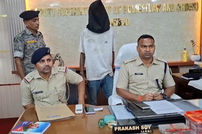 Dhanbad News : सरायढेला में महिला का पर्स छीनकर भाग रहे दो उचक्के गिरफ्तार