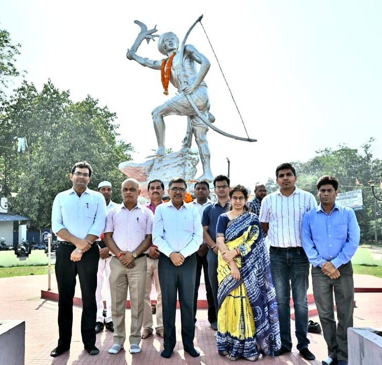 Bokaro News : डीसी व अन्य अधिकारियों ने भगवान बिरसा मुंडा को पुण्यतिथि पर दी श्रद्धांजलि