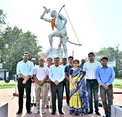 Bokaro News : डीसी व अन्य अधिकारियों ने भगवान बिरसा मुंडा को पुण्यतिथि पर दी श्रद्धांजलि