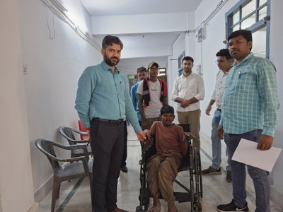 Jamtara News : डीसी के जनता दरबार में दिव्यांग युवक का बना आधार कार्ड, मिली व्हील चेयर