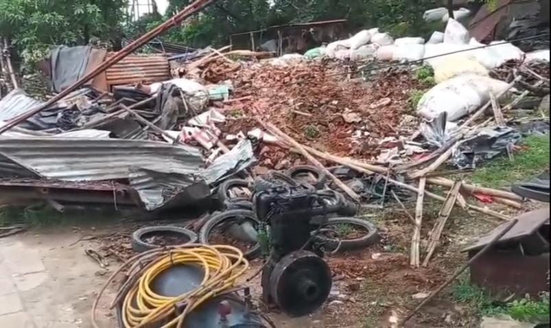 Dhanbad News : भुईंफोड़ मंदिर के पास चला जिला परिषद का बुलडोजर, 20 अवैध कब्जा हटाए गए