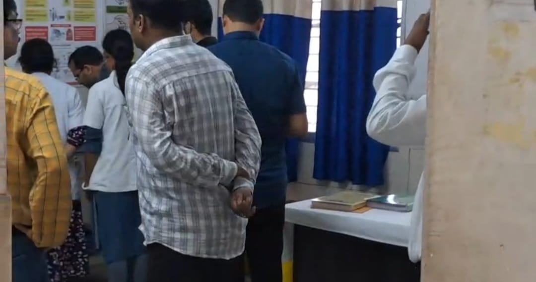 Saraikela News : DC ने गम्हरिया CHC का किया निरीक्षण, खाली मिले वार्ड, व्यवस्था सुधारने की चेतावनी