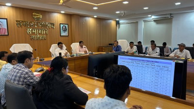 Latehar News : स्वास्थ्य व कल्याण की योजनाओं में लापरवाही बर्दाश्त नहीं- डीसी