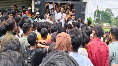 Lohardaga News : धार्मिक स्थल में तोड़फोड़ का आरोप, युवक हिरासत में, जांच में जुटी पुलिस