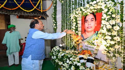 हेमंत सोरेन की मां रूपी सोरेन को श्रद्धांजलि देने पहुंचे कई वरिष्ठ नेता और जनप्रतिनिधि
