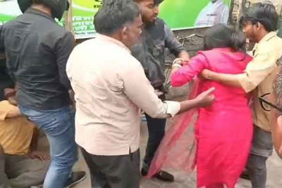 रणधीर वर्मा चौक पर हाई वोल्टेज ड्रामा, प्रेमिका से मिलने पहुंचे युवक की पिटाई