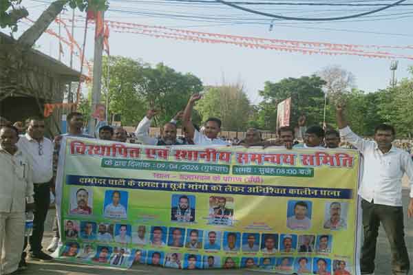 13 सूत्री मांगों को लेकर विस्थापितों ने दिया लोकभवन के पास धरना