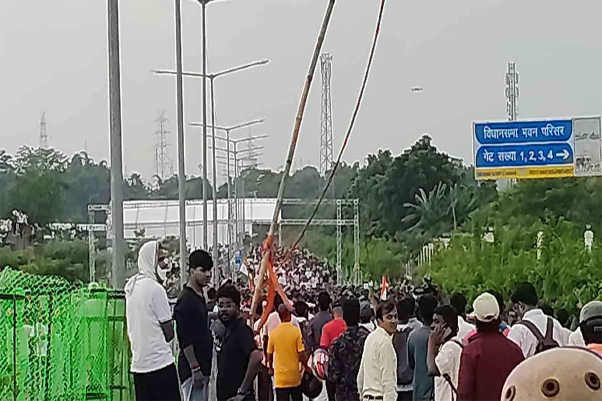 JPSC-JSSC आंदोलन: विधानसभा के गेट नंबर 1 तक भारी संख्या में पहुंचे छात्र, कर रहे नारेबाजी