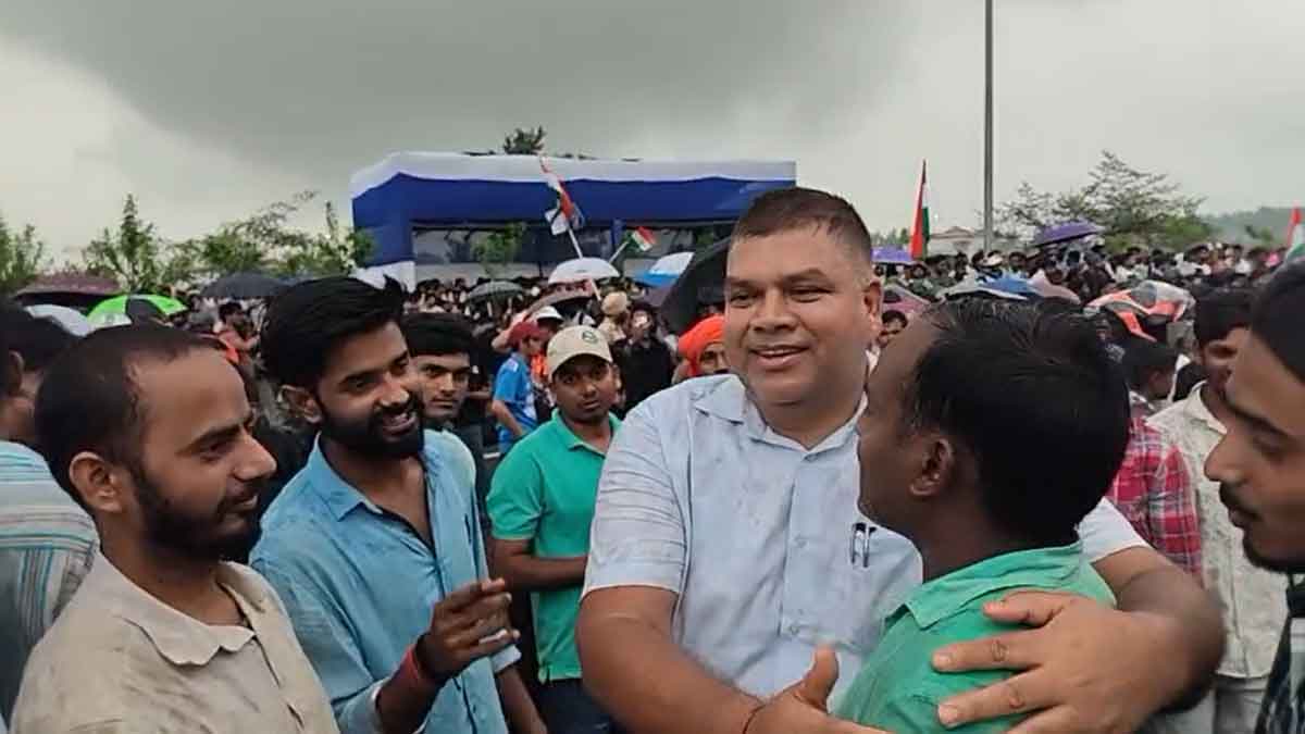 JPSC-JSSC आंदोलन: विधानसभा के गेट नंबर 1 के बाहर छात्रों से वार्ता कर रहे ADM व SDO