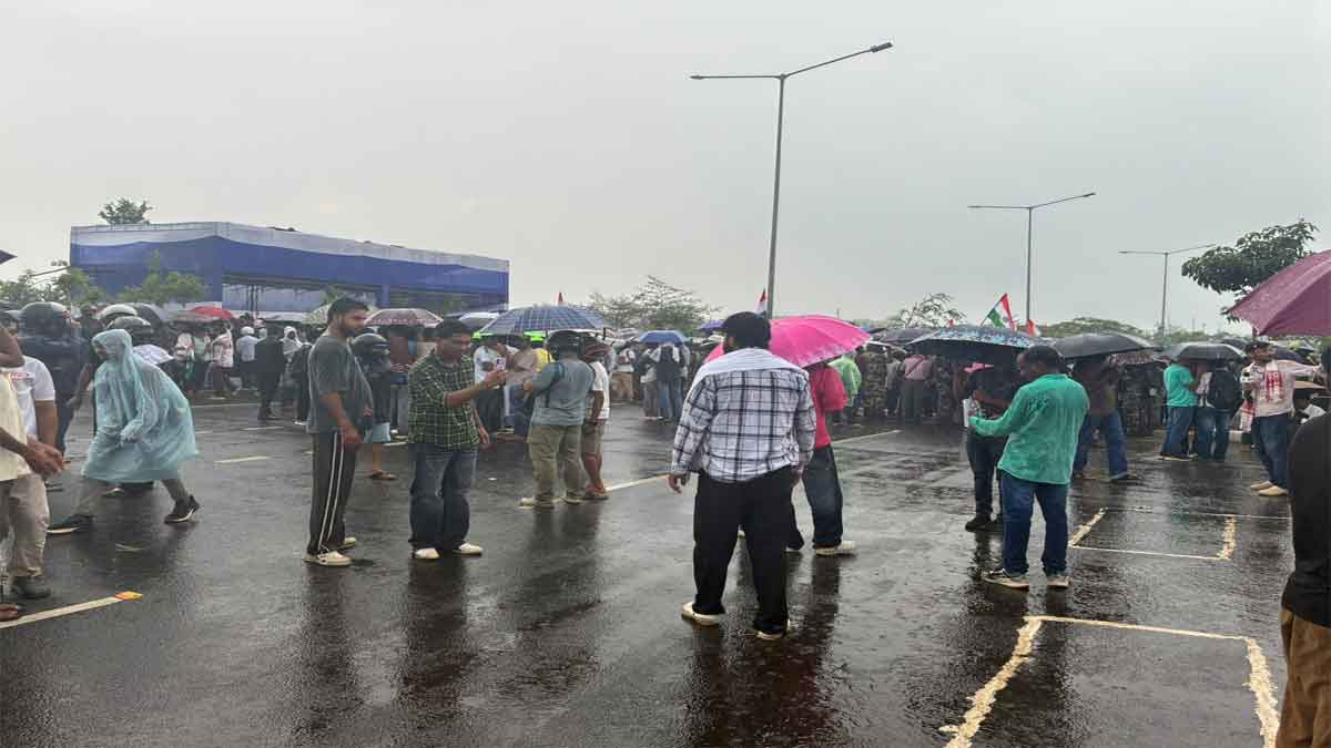 JPSC-JSSC PROTEST: बुलंद हौसले, भारी बारिश में भी विधानसभा के बाहर डटे रहे छात्र