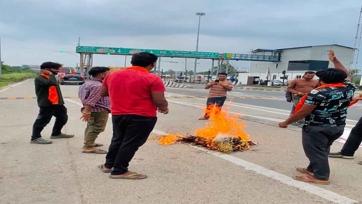 छात्रों पर लाठीचार्ज के विरोध में ABVP मांडर ने किया प्रदर्शन, बोले - छात्रों को नौकरी चाहिए, लाठी नहीं