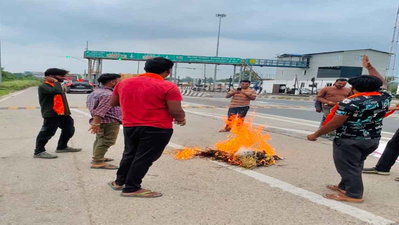 छात्रों पर लाठीचार्ज के विरोध में ABVP मांडर ने किया प्रदर्शन, बोले - छात्रों को नौकरी चाहिए, लाठी नहीं