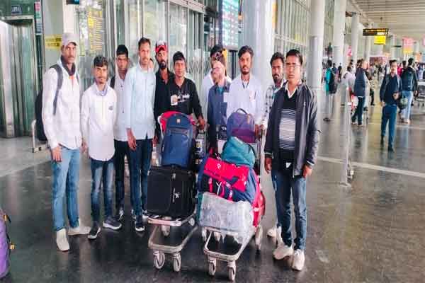 दुबई में फंसे झारखंड के 11 मजदूर सुरक्षित लौटे, कोलकाता एयरपोर्ट से घर रवाना