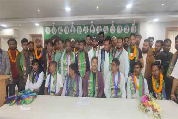 सुदेश महतो की मौजूदगी में कई दलों के कार्यकर्ताओं ने थामा दामन