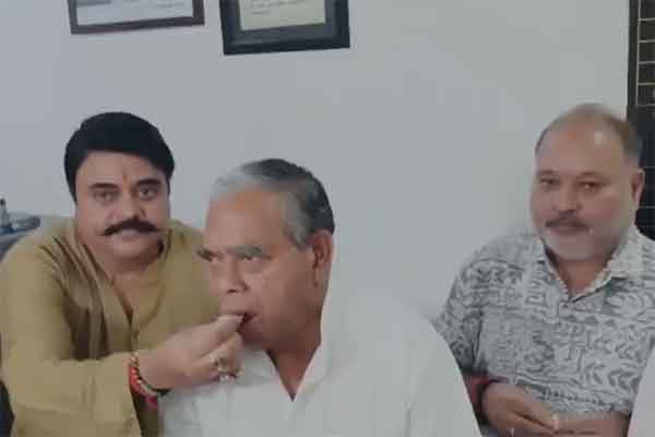 Ranchi News : आलमगीर की बेल पर कांग्रेसियों ने मिठाई खिलाकर मनाया जश्न