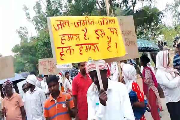 रिम्स-2 मामला: जमीन वापस कराने की मांग पर पैदल मार्च कर हजारों रैयत पहुंचे मोरहाबादी