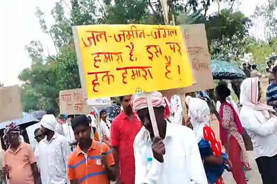 रिम्स-2 मामला: जमीन वापस कराने की मांग पर पैदल मार्च कर हजारों रैयत पहुंचे मोरहाबादी