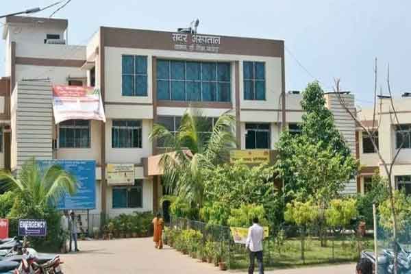 Jamshedpur News: सदर अस्पताल में लैब कर्मियों का विरोध, कार्तिक महतो पर लगाया प्रताड़ना का आरोप