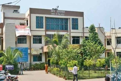 Jamshedpur News: सदर अस्पताल में लैब कर्मियों का विरोध, कार्तिक महतो पर लगाया प्रताड़ना का आरोप