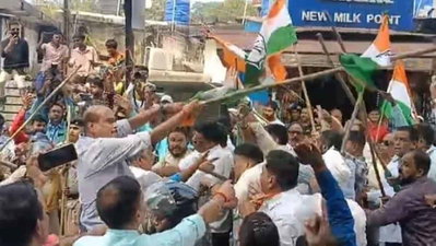 जमशेदपुर में कांग्रेस व भाजपा के बीच पत्थरबाजी, मारपीट व नारेबाजी, पुलिस का लाठीचार्ज