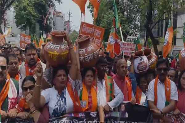 Ranchi News: पानी, बिजली संकट को लेकर बीजेपी ने किया घड़ा फोड़ आक्रोश प्रदर्शन