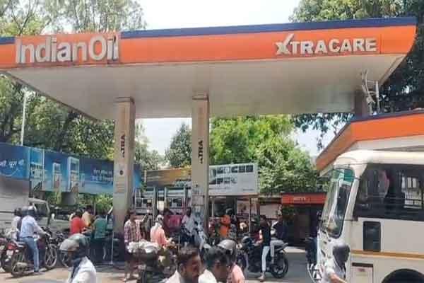 कोल्हान में तेल संकट, टू व्हीलर को 200 रूपये तो फोर व्हीलर को मिल रहा सिर्फ 2000 का ईंधन