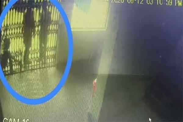 Saraikela News: राजकीय कन्या मध्य विद्यालय में देर रात तोड़फोड़, पुलिस जांच में जुटी