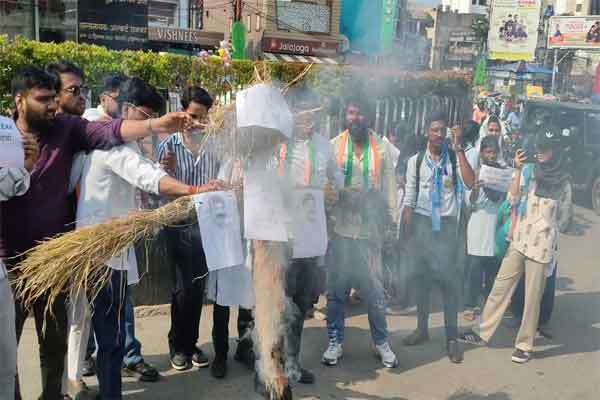 NEET पेपर लीक पर NSUI ने किया पुतला दहन, शिक्षा मंत्री के इस्तीफे की मांग