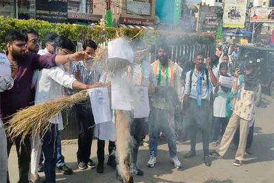 NEET पेपर लीक पर NSUI ने किया पुतला दहन, शिक्षा मंत्री के इस्तीफे की मांग