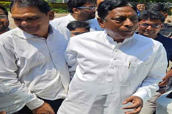 Ranchi News: 2 साल  बाद जेल से बाहर आए आलमगीर, पत्नी व पोते ने किया स्वागत