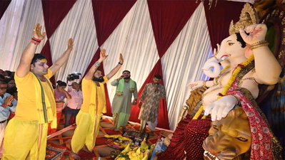 गणेश पंडालों में धूमधाम से हो रही पूजा, भक्तों का उमड़ा सैलाब