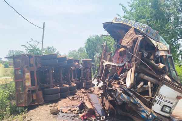 Saraikela News: आयरन लदे दो ट्रेलरों की टक्कर, एक की मौत एक घायल
