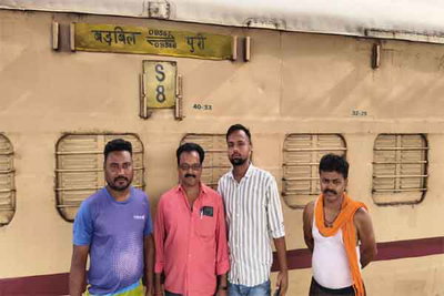 Chaibasa News: बड़ाजामदा स्टेशन पर रथ यात्रा स्पेशल ट्रेन का भव्य स्वागत, लोको पायलट सम्मानित