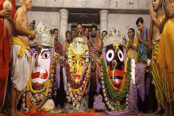 भगवान जगन्नाथ, भाई बलभद्र व माता सुभद्रा ने दिए भक्तों को दर्शन, जयघोष से गूंजा मंदिर परिसर