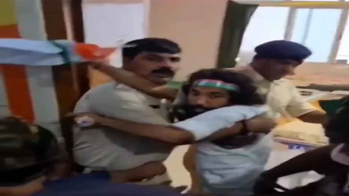 JPSC-JSSC PROTEST: तिरंगा फहराने को लेकर छात्र नेता देवेंद्रनाथ महतो व पुलिस के बीच धक्का-मुक्की, सदर अस्पताल छावनी में तब्दील