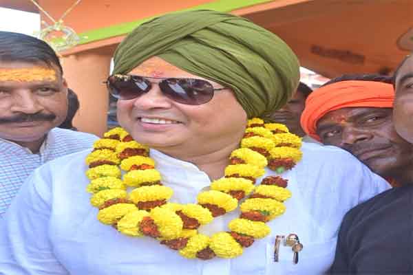 अपने अंदाजे बयां में इरफान ने भाजपा से पूछा – बताओ जरा कौन हूं मैं....