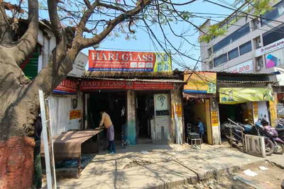 भाजपा नेता रमेश सिंह पर दुकानदारों को धमकाने का आरोप, हरमू बाईपास में 11 दुकानदार सड़क पर उतरे
