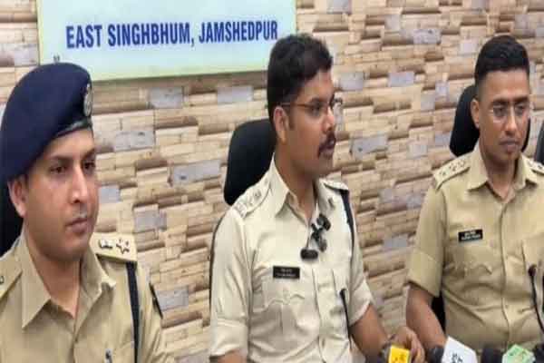 Jamshedpur News: पुलिस पर फायरिंग करने वाले चेन स्नैचर अरेस्ट, दो देसी पिस्टल व जिंदा कारतूस बरामद
