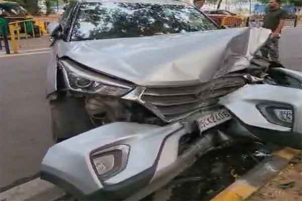 Jamshedpur News: टायर फटने से बेकाबू हुई कार, बिजली के पोल व पेड़ से टकराई, चालक घायल