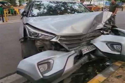 Jamshedpur News: टायर फटने से बेकाबू हुई कार, बिजली के पोल व पेड़ से टकराई, चालक घायल
