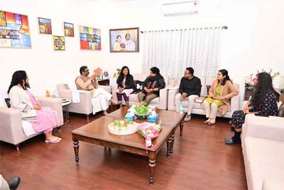 विदेशों में पढ़ रहे झारखंड के शोधार्थियों ने की मुख्यमंत्री हेमंत सोरेन से मुलाकात