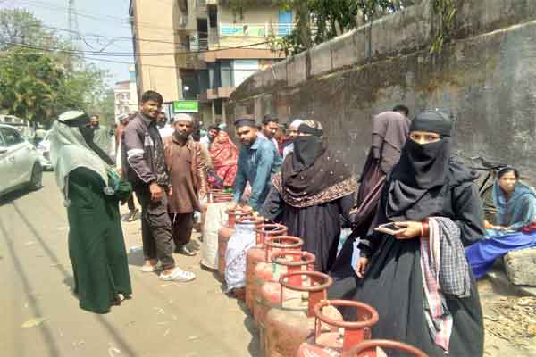 गैस के लिए सुबह 3 बजे से ही लग रही लंबी लाइन, भूखे-प्यासे लोग हो रहे बेहाल